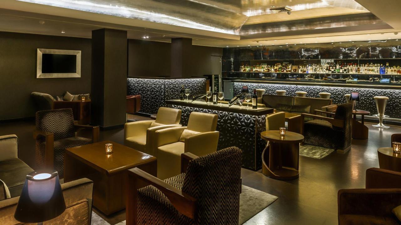 Hotel The Claridges Neu-Delhi Exterior foto The bar at the Concourse Lounge