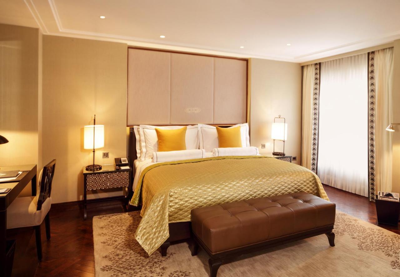 Hotel The Claridges Neu-Delhi Exterior foto A bedroom at the Taj Mahal Palace