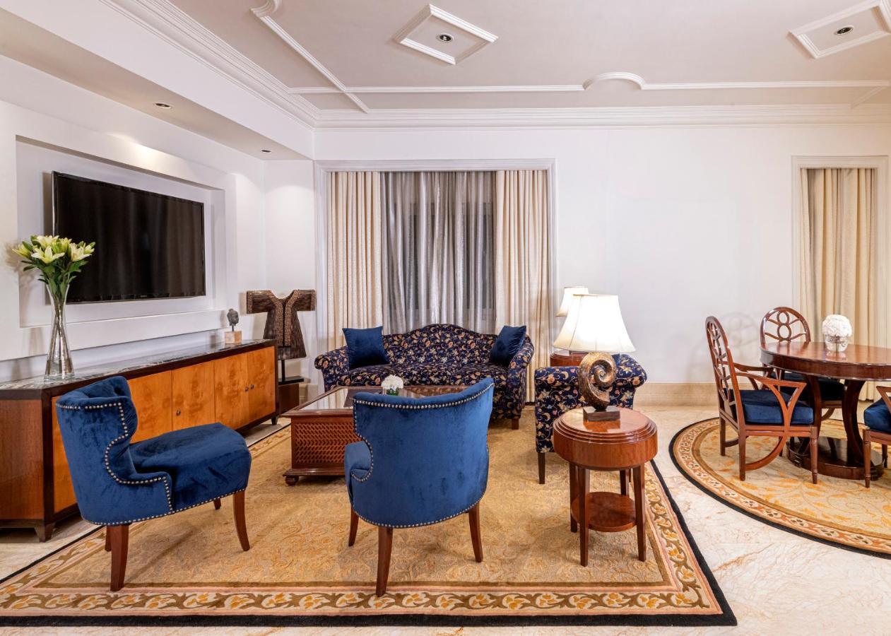 Hotel The Claridges Neu-Delhi Exterior foto A living room in a hotel suite