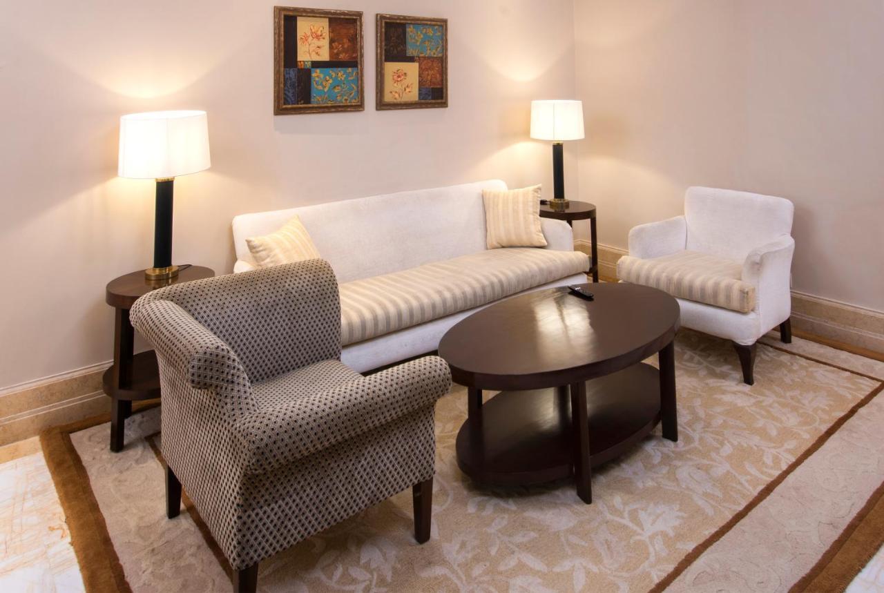 Hotel The Claridges Neu-Delhi Exterior foto A living room