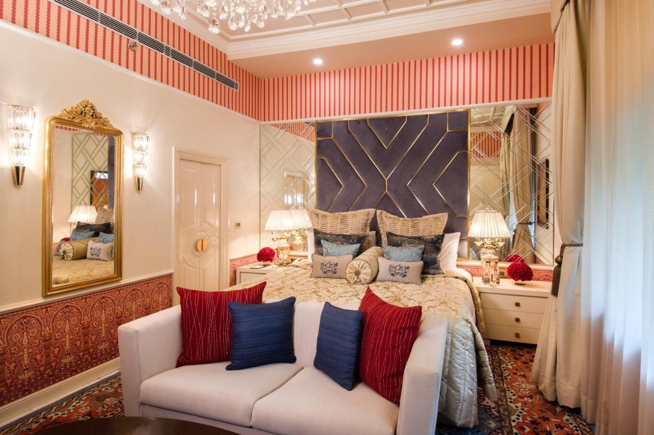 Hotel The Claridges Neu-Delhi Exterior foto A bedroom at the Taj Mahal Palace