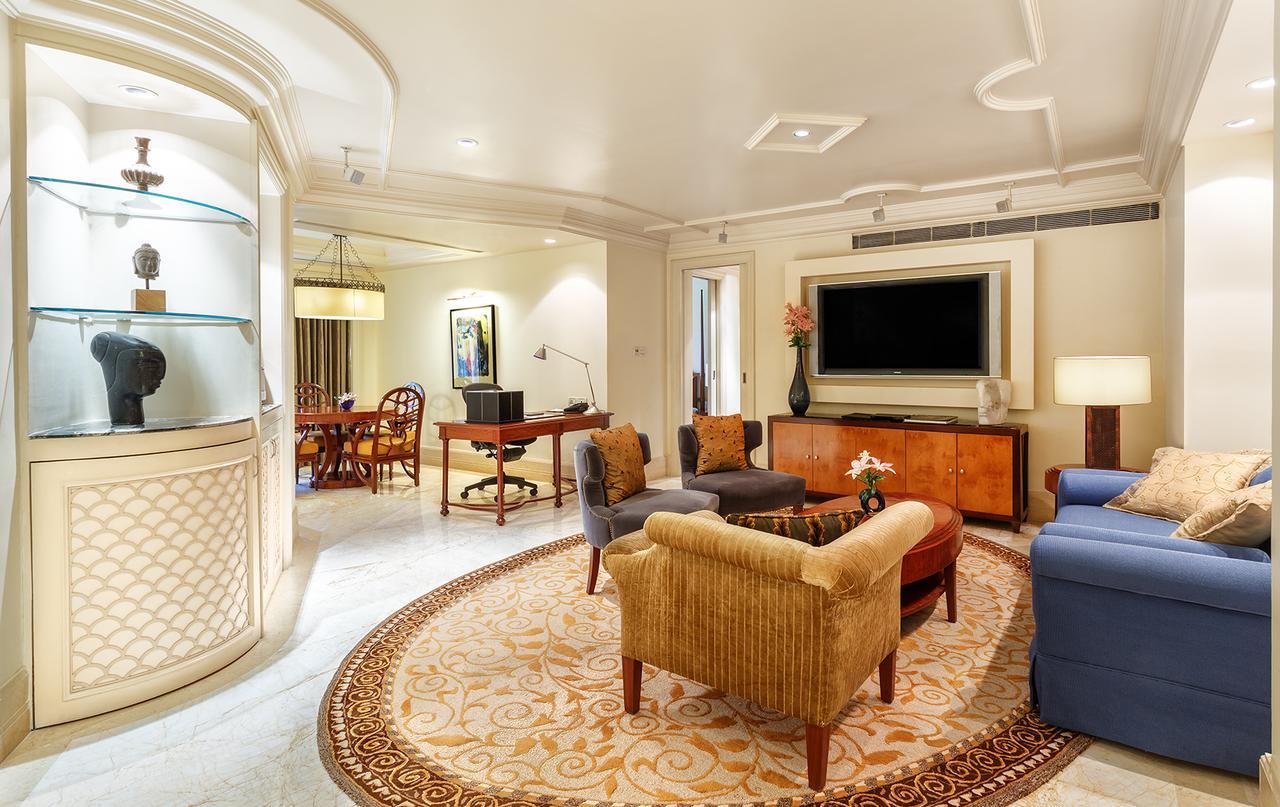 Hotel The Claridges Neu-Delhi Exterior foto A living room in a suite at the Ritz-Carlton, Dubai