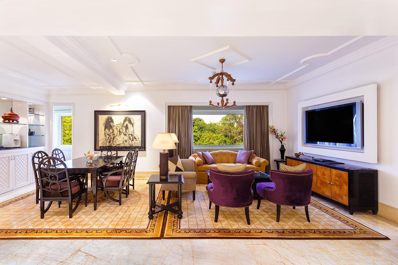 Hotel The Claridges Neu-Delhi Exterior foto A living room in a suite at the Four Seasons Hotel, Mumbai